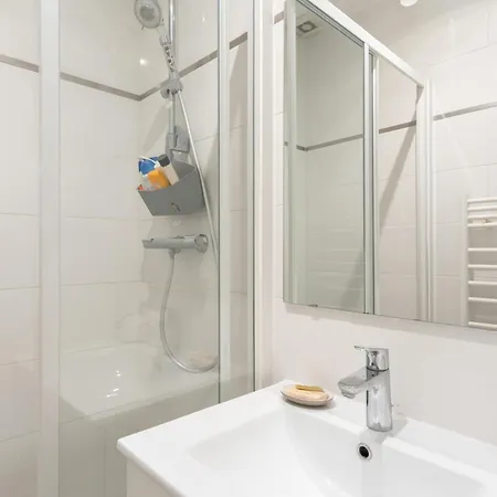 Parisian 2bd For 4 شقة