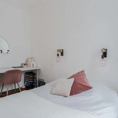Parisian 2bd For 4 شقة باريس