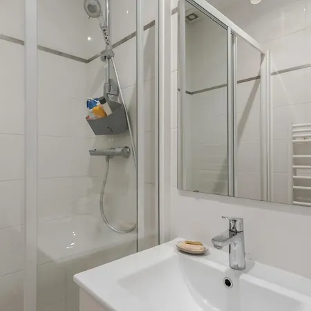 Parisian 2bd For 4 شقة باريس