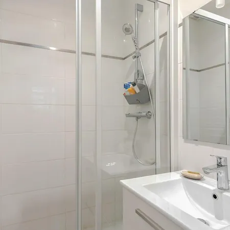 Parisian 2bd For 4 شقة