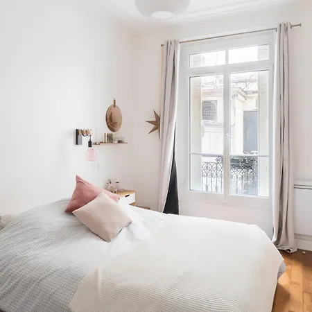 Parisian 2bd For 4 شقة باريس